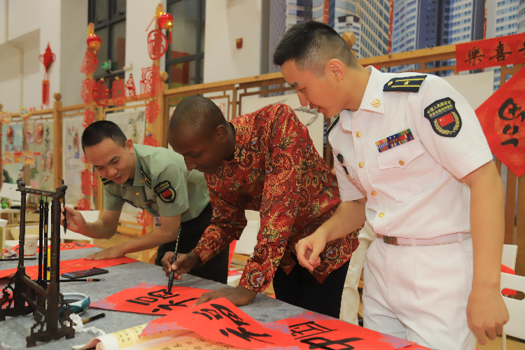 與會(huì)嘉賓體驗(yàn)中國(guó)書(shū)法創(chuàng)作。郭文成攝