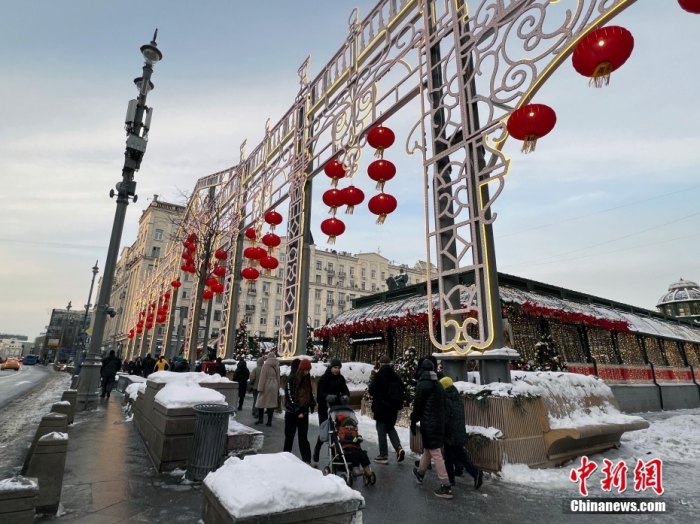 當(dāng)?shù)貢r(shí)間2月9日，中國農(nóng)歷新年慶?；顒?dòng)啟動(dòng)儀式在莫斯科市中心的卡梅爾格爾斯基巷舉行。圖為特維爾大街裝飾的中國大紅燈籠。<a target='_blank' href='/'><p  align=