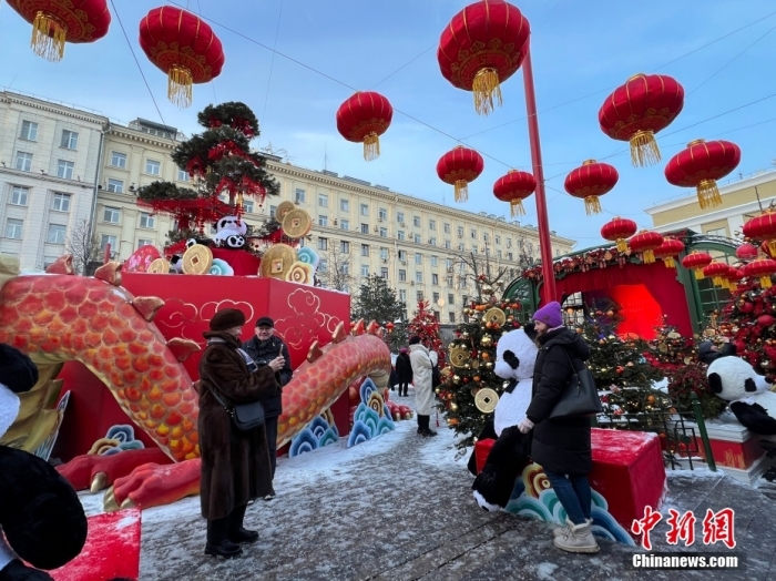 當(dāng)?shù)貢r(shí)間2月9日，中國農(nóng)歷新年慶祝活動(dòng)啟動(dòng)儀式在莫斯科市中心的卡梅爾格爾斯基巷舉行。中國駐俄大使張漢暉，俄羅斯外交部發(fā)言人扎哈羅娃，以及俄羅斯文化部和莫斯科市政府官員出席。慶?；顒?dòng)將持續(xù)至18日。圖為當(dāng)?shù)孛癖娫谔鼐S爾廣場(chǎng)與大熊貓玩偶合影。<a target='_blank' href='/'><p  align=