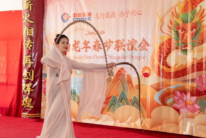 巴西藝術(shù)家表演中國舞。里約天主教大學(xué)孔子學(xué)院供圖