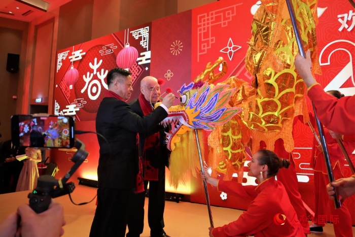 張漢暉（左）、施威特科（右）共同為彩龍點(diǎn)睛。于子恒攝