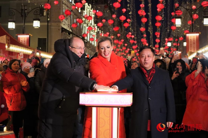 張漢暉、扎哈羅娃、科茲洛夫（從右至左）共同按下活動(dòng)啟動(dòng)按鈕。于子恒攝