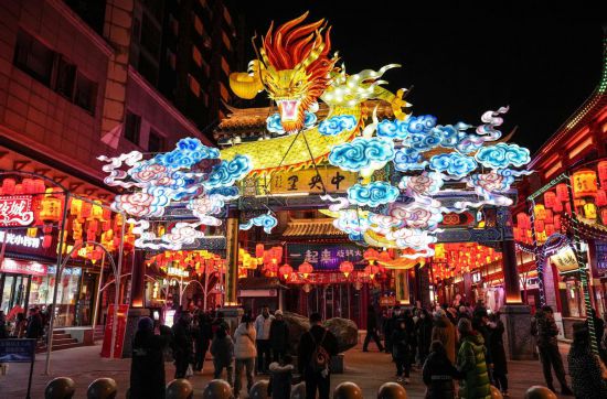 2月11日，游客在沈陽中街游覽。春節(jié)期間，各地燈火璀璨、火樹銀花，呈現(xiàn)出一幕幕流光溢彩的視覺盛宴。（新華社記者潘昱龍攝）