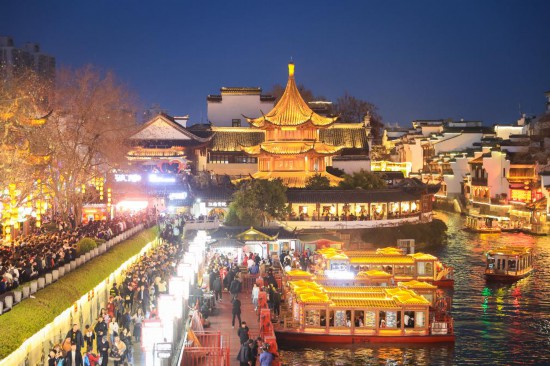 2月14日，游客在南京夫子廟景區(qū)賞燈游玩。（新華社發(fā)，蘇陽攝）