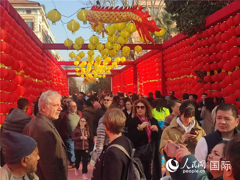 游園會入口處張燈結(jié)彩，人流如織。人民網(wǎng)記者鄭彬攝
