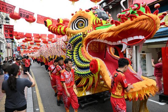 2月1日，由馬來西亞和中國的100多名青少年組成的舞龍隊在馬來西亞馬六甲市雞場街上共舞一條近200米的“長龍”。這是活動現(xiàn)場的“長龍”。新華社記者程一恒攝