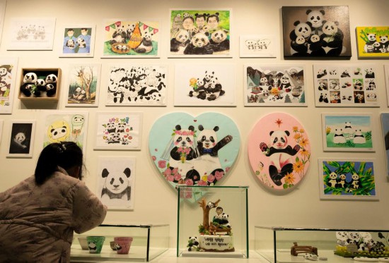 2月20日，一位小朋友在看“福寶”家族的創(chuàng)意作品。新華社記者姚琪琳攝
