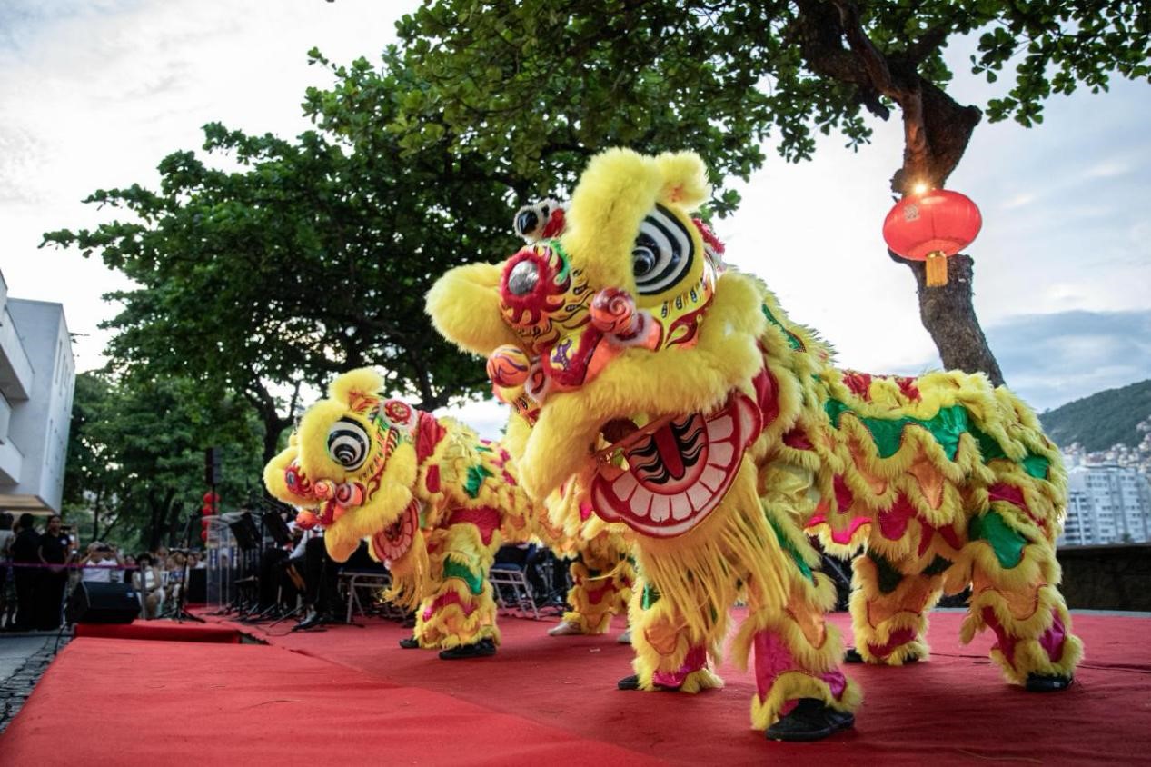 當(dāng)?shù)貢r(shí)間2月24日晚，2024年元宵節(jié)慶?；顒?dòng)在巴西里約熱內(nèi)盧市科帕卡巴納要塞舉辦。巴西山河文化促進(jìn)中心供圖
