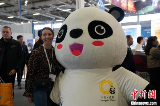 3月5日，2024年柏林國際旅游交易會(ITB)在柏林會展中心拉開帷幕。以“你好！中國”為主題的中國展區(qū)當日亮相展會。圖為觀眾與大熊貓人偶合影。中新社記者 馬秀秀 攝