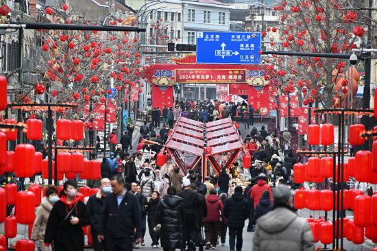 2024年2月18日，游客在2024年青島蘿卜·元宵·糖球會(huì)上消費(fèi)、游玩。新華社記者李紫恒攝