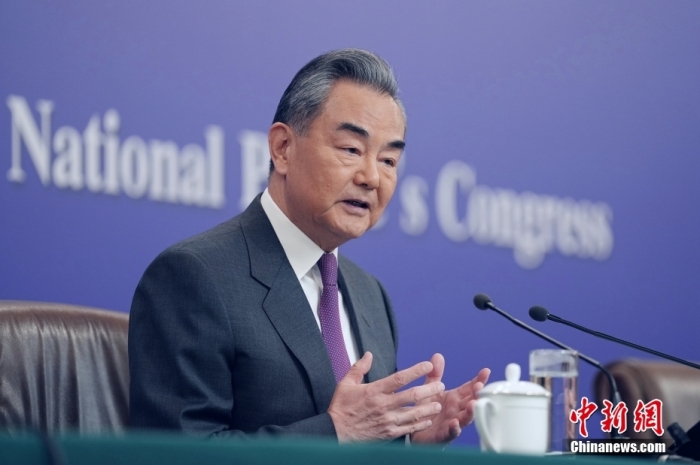 3月7日，十四屆全國人大二次會議在北京舉行記者會，中共中央政治局委員、外交部長王毅就中國外交政策和對外關(guān)系相關(guān)問題回答中外記者提問。<a target='_blank' href='/'><p  align=