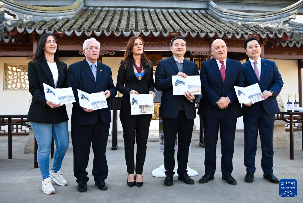 3月6日，嘉賓出席在馬耳他桑塔露琪亞市舉行的中國生肖郵票發(fā)行儀式。新華社發(fā)（喬納森·博格攝）