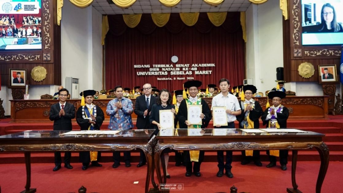 西華大學(xué)、三一一大學(xué)、印尼鋰源新材料有限公司、四川鋰源新能源有限公司四方共同簽署國際合作協(xié)議。印尼三一一大學(xué)孔子學(xué)院供圖
