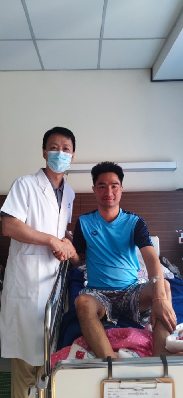 李凱教授與術后康復的患者合影。中國駐老撾大使館供圖