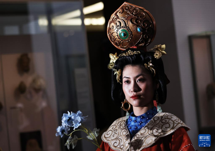 3月13日，在位于法國巴黎的吉美國立亞洲藝術(shù)博物館，模特展示敦煌復(fù)原服飾。新華社記者 高靜 攝
