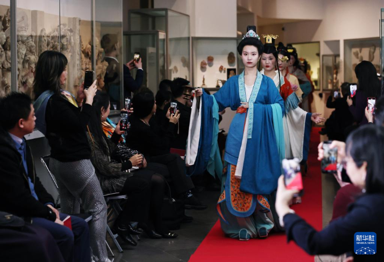 3月13日，在位于法國巴黎的吉美國立亞洲藝術(shù)博物館，模特展示敦煌復(fù)原服飾。新華社記者 高靜 攝