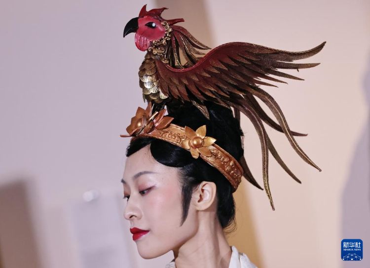 3月13日，在位于法國巴黎的吉美國立亞洲藝術(shù)博物館，模特展示敦煌復(fù)原服飾。新華社記者 高靜 攝