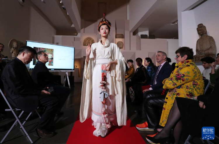 3月13日，在位于法國巴黎的吉美國立亞洲藝術(shù)博物館，模特展示敦煌復(fù)原服飾。新華社記者 高靜 攝