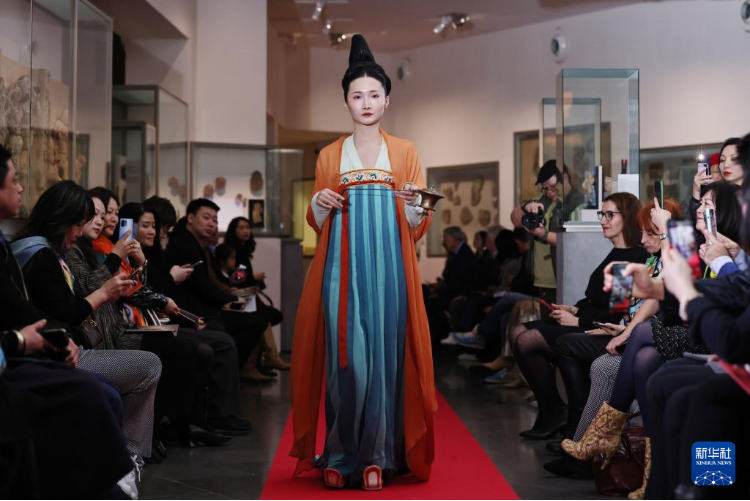 3月13日，在位于法國巴黎的吉美國立亞洲藝術(shù)博物館，模特展示敦煌復(fù)原服飾。新華社記者 高靜 攝
