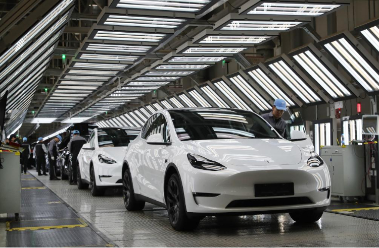 2023年12月22日，在特斯拉上海超級工廠內，工人在對出廠前的車輛進行漆面及門窗檢測。新華社記者 方喆 攝