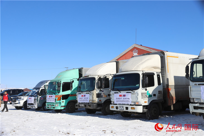 6.3月18日，滿載賑災(zāi)物資卡車在中央省額爾登縣整裝待發(fā)。人民網(wǎng)記者 霍文攝