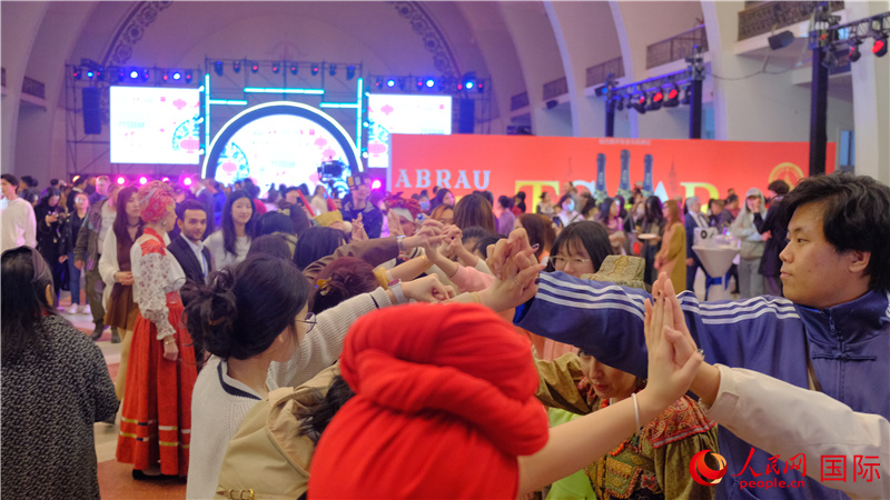 中俄觀眾在現(xiàn)場參與俄羅斯民俗互動游戲。人民網(wǎng) 褚夢琦攝