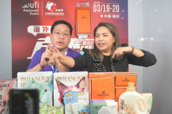 3月19日，泰國主播在第四屆中國跨境電商交易會(huì)現(xiàn)場直播帶貨。圖片來源：新華社