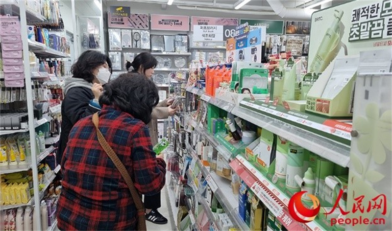 韓國民眾在認真挑選低價化妝品。人民網(wǎng) 李帆攝