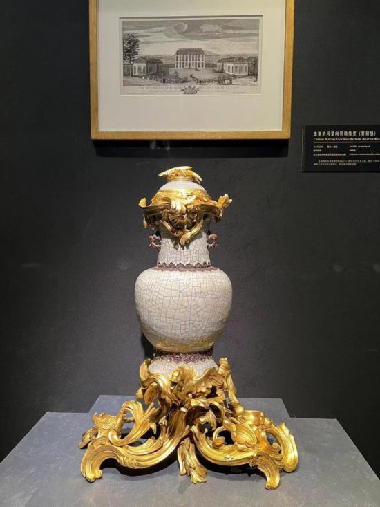青釉香水瓶，瓷瓶頂部、口沿、底座均裝飾洛可可風(fēng)格銅鍍金飾件。新華社記者徐壯 攝