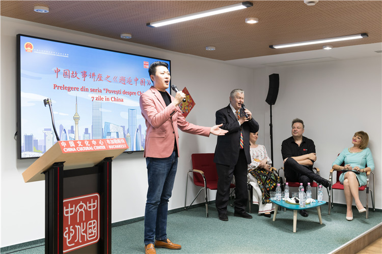 中國青年男高音歌唱家方瀧與奧爾基·圖爾達(dá)合唱羅語歌曲。布加勒斯特中國文化中心供圖。
