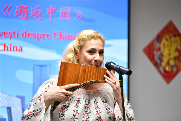 喬治亞娜·帕納演奏排簫。 布加勒斯特中國文化中心供圖。