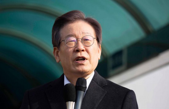 1月10日，韓國最大在野黨黨首李在明從首爾大學(xué)醫(yī)院出院時(shí)發(fā)表講話。新華社發(fā)（全休相攝）