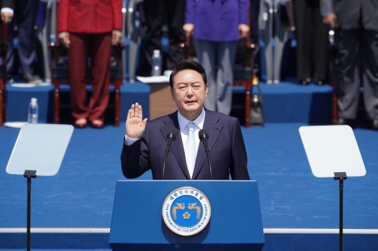 2022年5月10日，在韓國首爾，尹錫悅出席總統(tǒng)宣誓就職儀式。新華社發(fā)（李相浩攝）