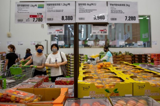 2022年7月9日，人們在韓國高陽市一家超市水果區(qū)購物。新華社記者王益亮攝