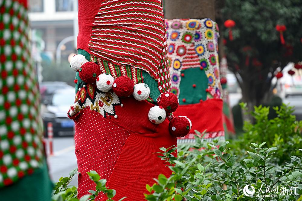 杭州市拱墅區(qū)獅虎橋路上的行道樹“穿”上了新裝。人民網(wǎng) 葉賓得攝