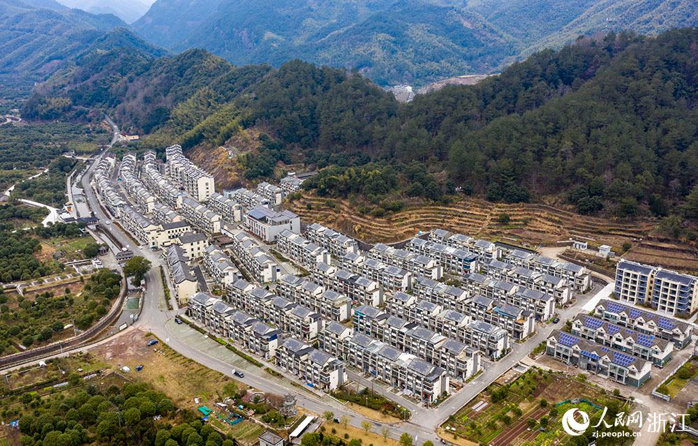 近日，航拍寧波市海曙區(qū)龍觀鄉(xiāng)李岙村屋頂光伏項(xiàng)目。人民網(wǎng) 章勇濤攝