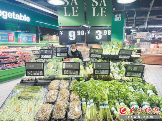 　　家樂福芙蓉廣場店，市民在選購春菜。