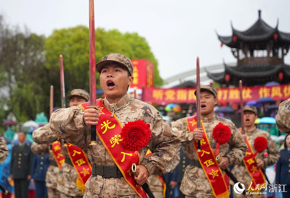 3月22日，新兵們高喊誓言、莊嚴亮劍。人民網(wǎng) 章勇濤攝