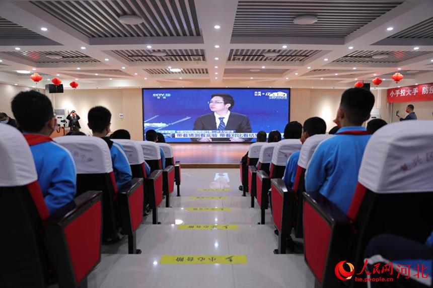 邯鄲市復興區(qū)實驗小學學生集中收聽收看“天宮課堂”第二課。 王伸攝