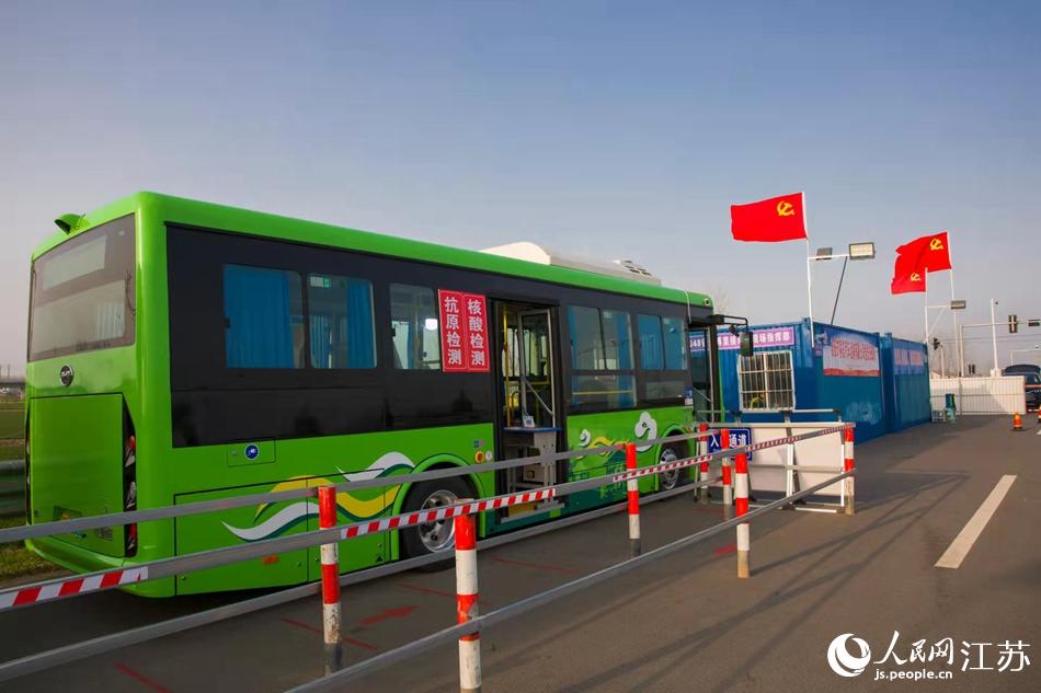 淮安市客總汽車運輸有限公司調集兩部車況最佳“核酸采樣流動車”，組建黨員“先鋒崗”。紀星名攝