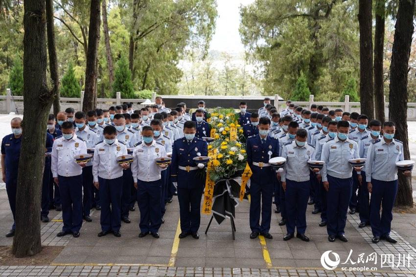 涼山州森林消防支隊駐西昌全體消防救援人員一同前往西昌市烈士陵園舉行紀念活動。樊文淵攝