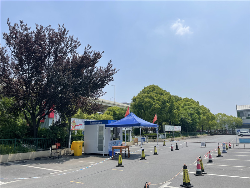 常態(tài)化“核酸采樣工作站”亮相上海街頭。龔昱攝