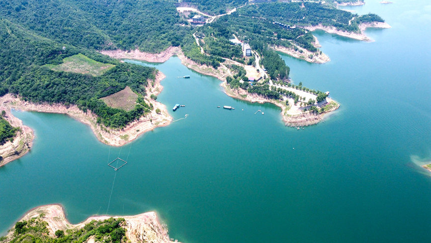 河南洛陽(yáng)市孟津區(qū)境內(nèi)的黃河小浪底風(fēng)景區(qū)黃鹿山景點(diǎn)風(fēng)光。黃政偉攝
