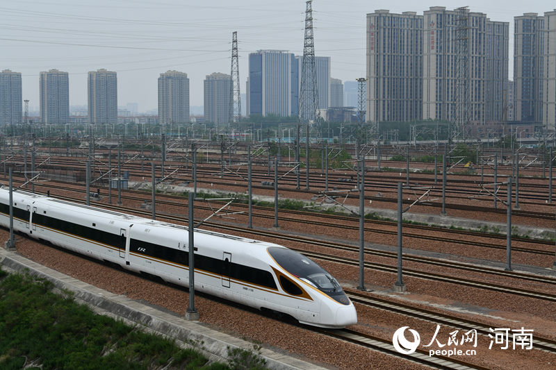 列車駛出站臺。人民網(wǎng) 霍亞平攝