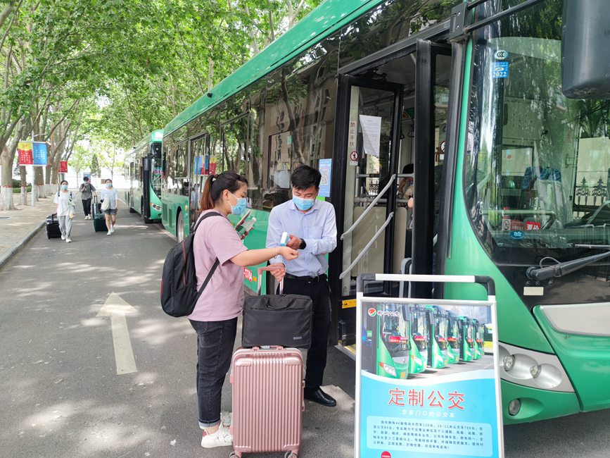 公交車從校園宿舍樓下出發(fā)，直達(dá)鄭州火車站和鄭州東站。崔晨攝