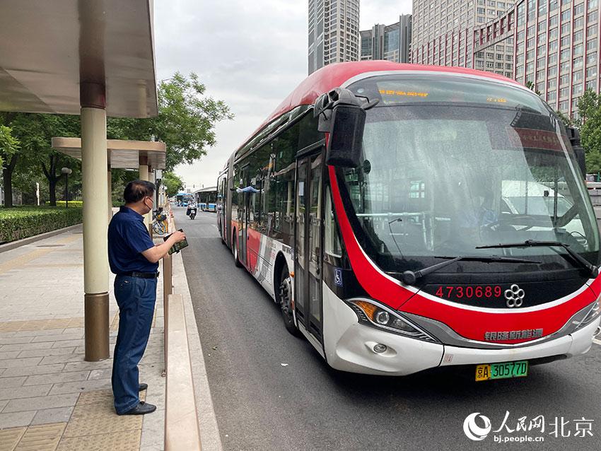 北京1路公交車駛進(jìn)八王墳西站，此前各路公交經(jīng)過該站時(shí)均甩站通過，今起該站回復(fù)正常上下客。人民網(wǎng) 尹星云攝