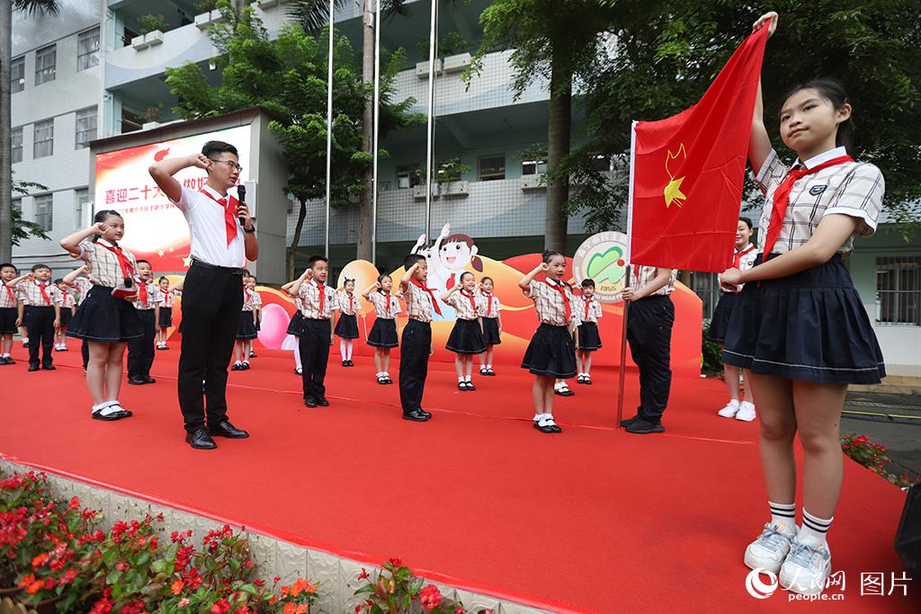 5月31日，在廣西壯族自治區(qū)南寧市民主路小學，學校大隊輔導員帶領少先隊員呼號。人民網記者 嚴立政攝