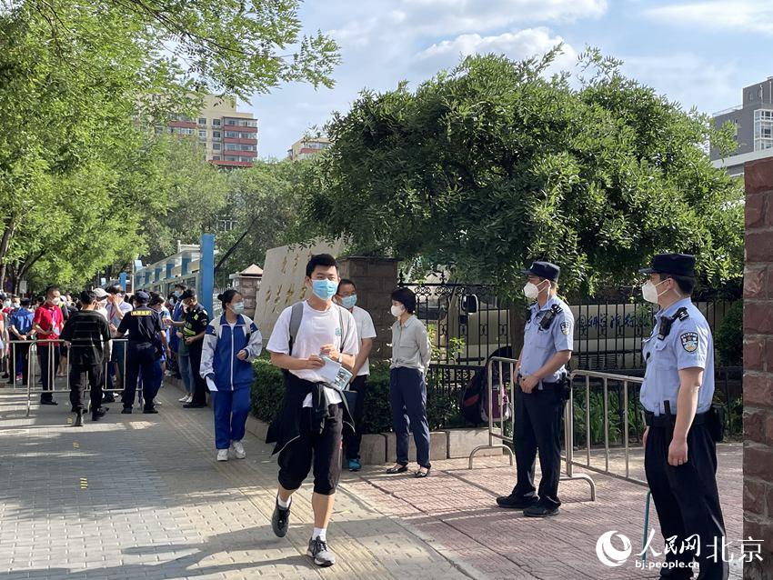 在中關(guān)村中學考點，考生們有序走入考點。人民網(wǎng) 董兆瑞攝