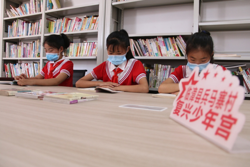 河北省臨漳縣柏鶴集鄉(xiāng)兵馬寨村復興少年宮，孩子們在閱覽室讀書。 申志好攝