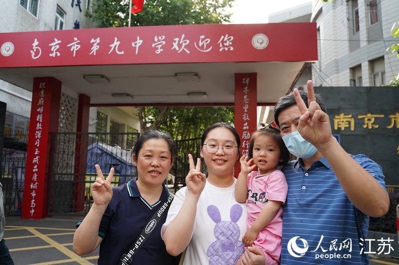 一家人在考點(diǎn)前合影留念。周夢(mèng)嬌攝